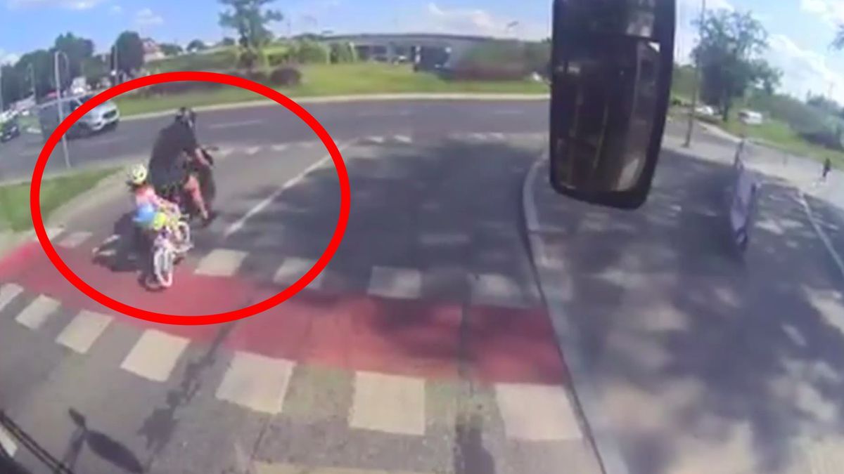 Olsztyn. Policja szuka motocyklisty, który potrącił dziewczynkę jadącą na rowerku
