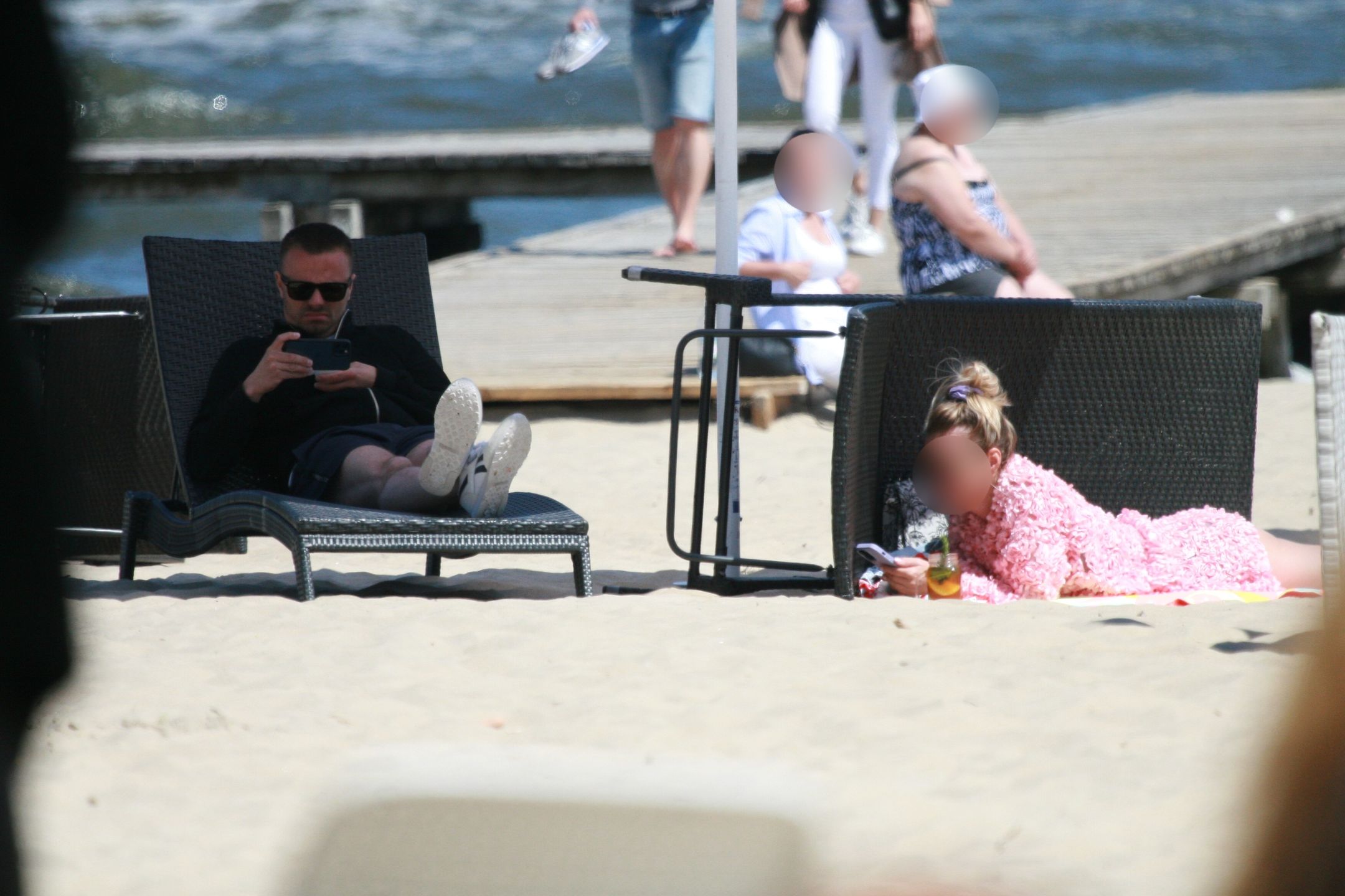 Marcin Hakiel wypoczywa na plaży w Sopocie z ukochaną