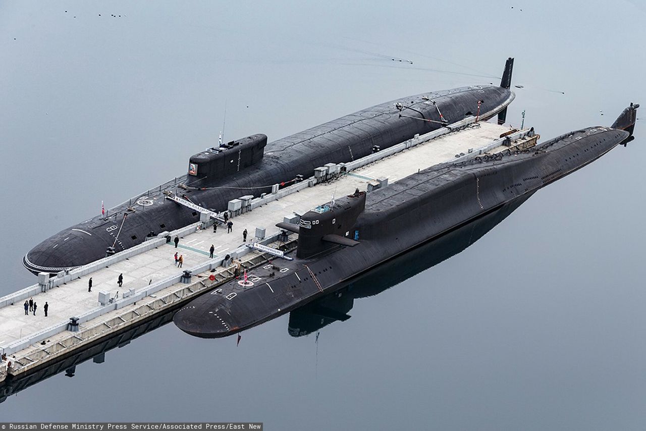 Okręt podwodny Kniaź Władimir z symbolem "Z". Rosjanie prężą nuklearne muskuły - Rosyjski atomowy okręt podwodny К-549 Kniaź Władimir oraz okręt podwodny o napędzie atomowym K-84 Jekaterynburg w bazie morskiej w Gadżyjewie na Półwyspie Kolskim
