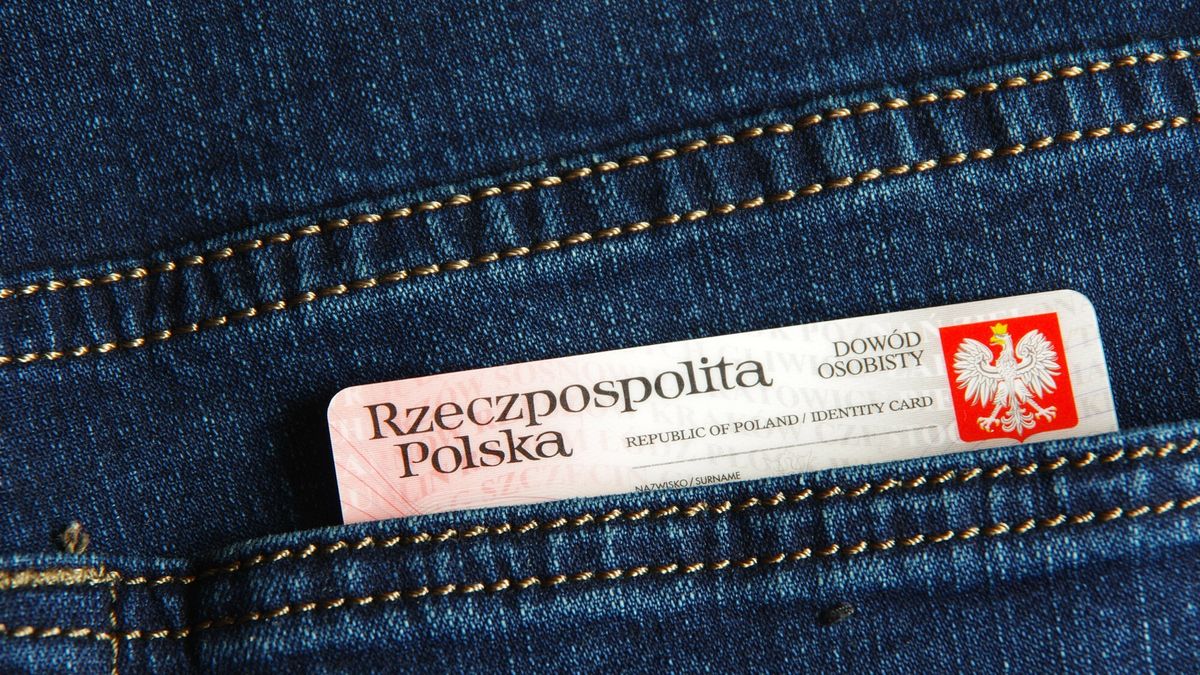 Od 14 lipca nie trzeba nosić ze sobą fizycznego dowodu osobistego - wystarczy mDowód w aplikacji 