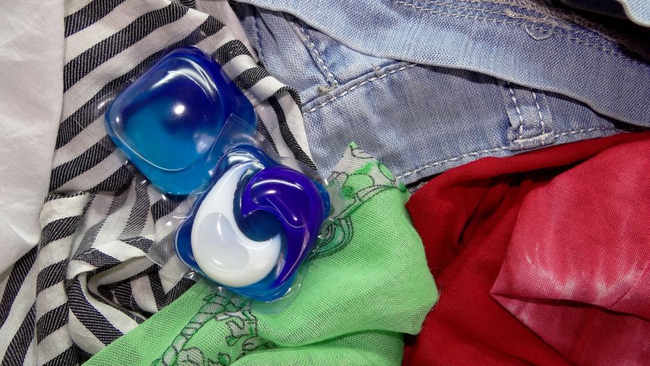 Kapsułki piorące mogą okazać się niebezpieczne dla małych dzieci