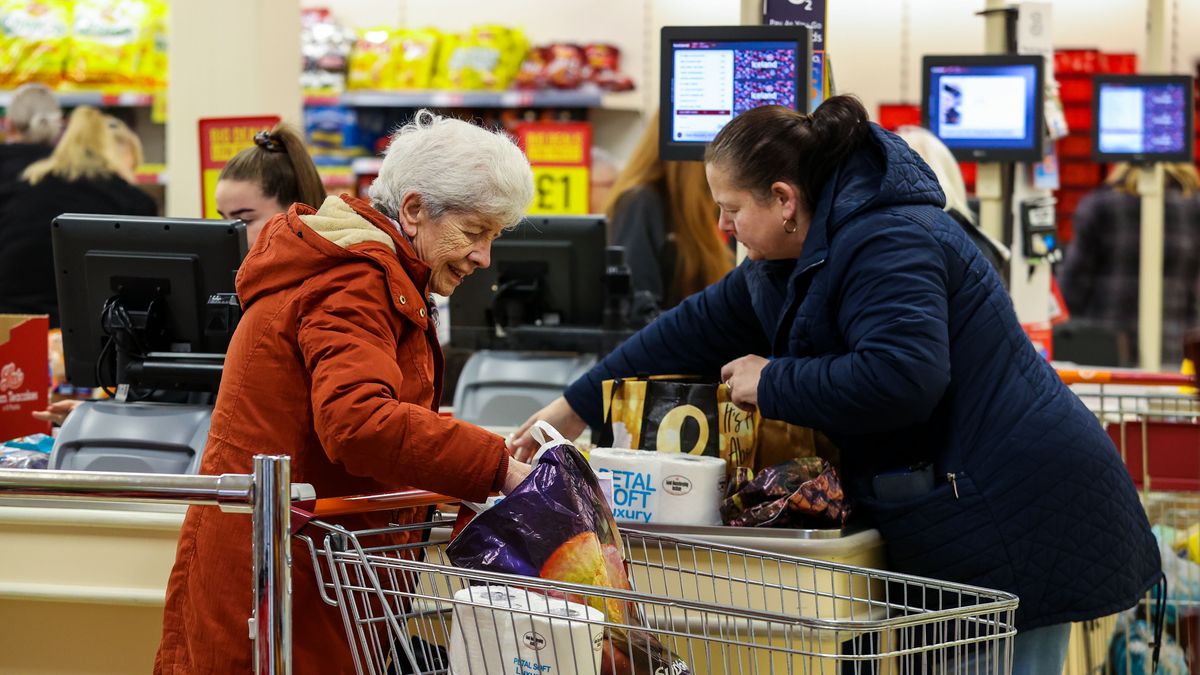 Polacy chcą oszczędzać. Prawie co drugi ograniczy wydatki
