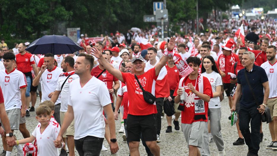 Polscy kibice
Berlin, Niemcy, 21.06.2024. Polscy kibice w drodze na Stadion Olimpijski w Berlinie, na mecz grupy D pi�karskich mistrzostw Europy z Austri�, 21 bm. (gj) PAP/Marcin Bielecki
Marcin Bielecki
EURO 2024, grupa D, kibice w drodze na mecz, ME2024, mecz, pi�karska reprezentacja Polski, pi�karskie mistrzostwa Europy w Niemczech, Polska Austria