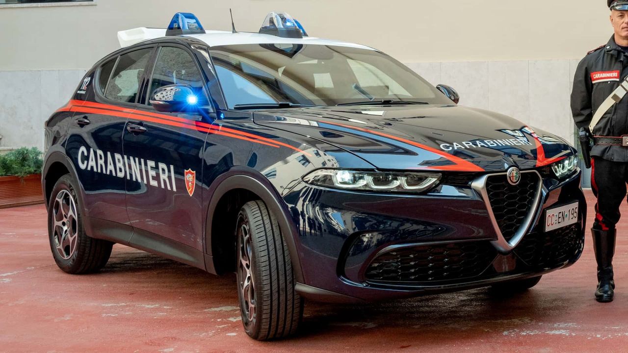 Alfa Romeo Tonale Hybrid w policyjnych barwach