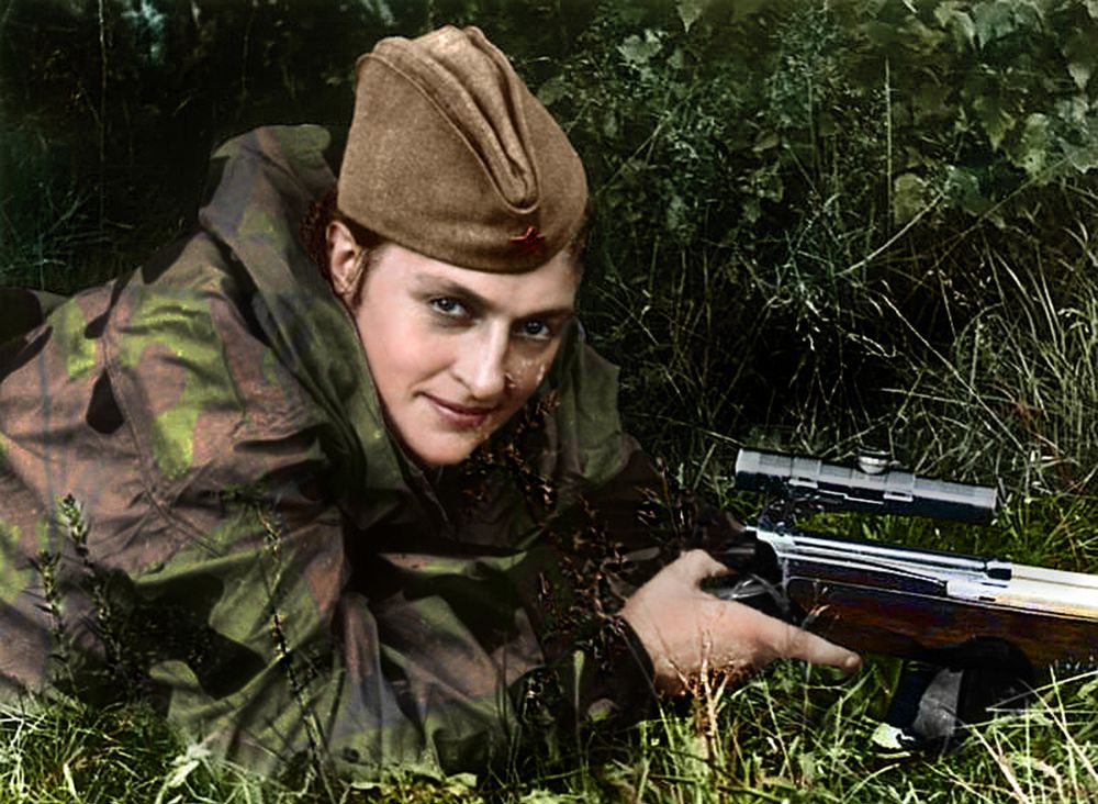 Szeregi radzieckich oddziałów wojskowych podczas II wojny światowej często zasilały kobiety. Nie występowały one jednak tylko w roli sanitariuszek, ale czynnie walczących żołnierzy. Wiele z nich było snajperkami, o znakomitej renomie. Nie miały one żadnych oporów przed walką. Jedną z nich była Ludmiła Pawliczenko, która na swoim koncie miała ponad 300 celnych strzałów w przeciągu niecałego roku.