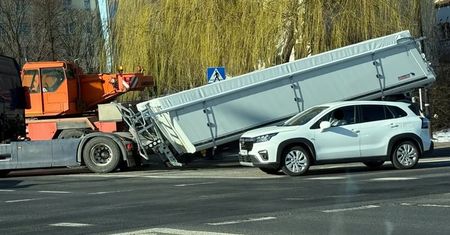 Kierowca ciężarówki „zgubił” naczepę na rondzie przy Makro [ZDJĘCIA]