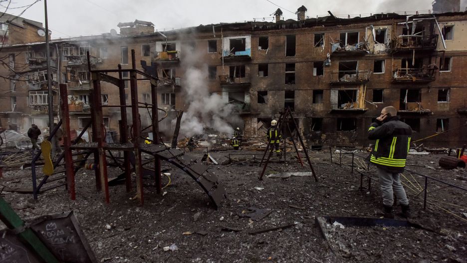 At least four killed after Russian rocket hit residential building in Vyshhorod, Kyiv suburb
epa10323305 A destroyed children's playground as firefighters (rear) work at the site of an apartment block hit by shelling in Vyshhorod, near Kyiv (Kiev), Ukraine, 23 November 2022, amid Russia's invasion. At least four people were killed and 27 others injured as a result of Russian shelling hitting the Vyshhorod district, Kyiv Oblast Police Chief Andrii Nebytov said on telegram. According to a statement by Ukraine's national power supply Ukrenergo on 23 November, power outages were reported across all of the regions of the country following a series of Russian missile strikes targeting the country's critical infrastructure. Russian troops on 24 February entered Ukrainian territory, starting a conflict that has provoked destruction and a humanitarian crisis.  EPA/OLEG PETRASYUK 
Dostawca: PAP/EPA.
OLEG PETRASYUK
