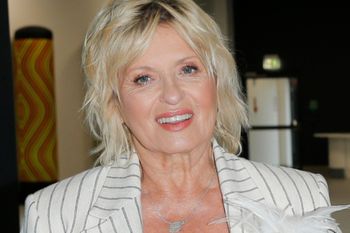 Ma 68 lat i inspiruje kobiety. Wkroczyła na ściankę w skórzanej mini