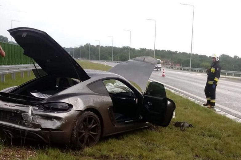 Rozbite porsche pod Poznaniem. Auto jest warte kilkaset