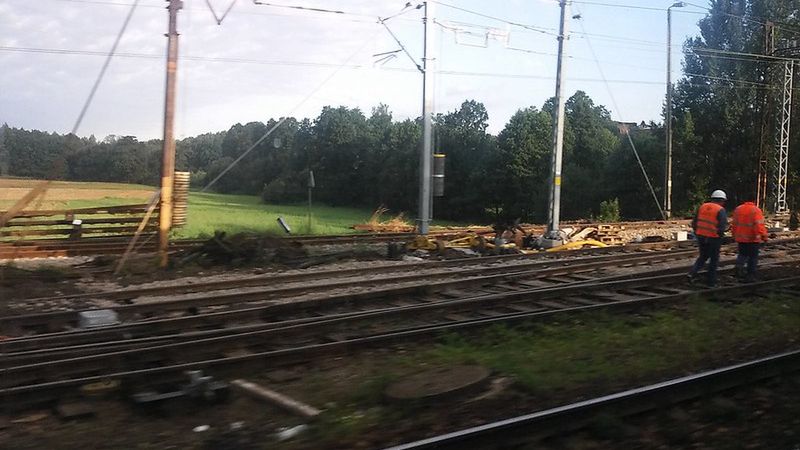 Warszawa. Przy torach na Woli robotnicy natrafili na coś, co może być ludzkimi szczątkami. Znalezisko badają technicy kryminalistyczni (Foter.com)