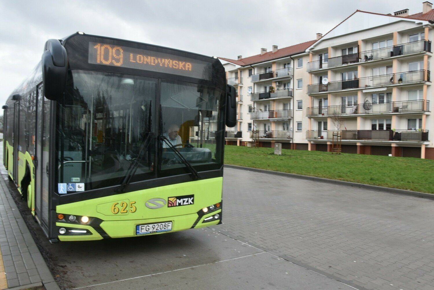 W bazie Miejskiego Zakładu Komunikacji jest osiemdziesiąt autobusów do codziennej obsługi pasażerów.