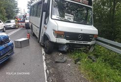 Bus wiozący turystów do Morskiego Oka uderzył w bok auta