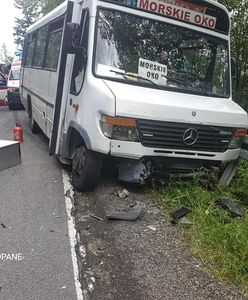 Bus wiozący turystów do Morskiego Oka uderzył w bok auta