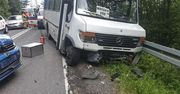 Bus wiozący turystów do Morskiego Oka uderzył w bok auta