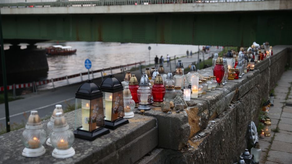 Znicze w miejscu wypadku przy moście Dębnickim w Krakowie, gdzie zginęło czterech młodych mężczyzn