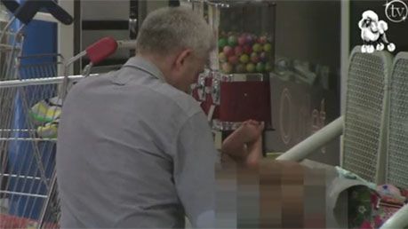 Urbański PRZEWIJA CÓRKĘ w Tesco!