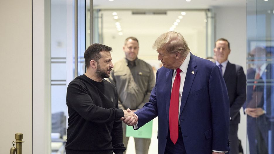 A handout picture made available by the Ukraine Presidential Press Service shows Ukrainian President Volodymyr Zelensky (L) and Republican presidential candidate Donald J. Trump (R), shake hands during their meeting in the Trump Tower in New York, New York, USA, 27 September 2024. Ukrainian President Volodymyr Zelensky arrived in the USA on 22 September 2024 to meet with top officials and present his plan to stop the war with Russia. EPA/UKRAINE PRESIDENTIAL PRESS SERVICE / HANDOUT HANDOUT EDITORIAL USE ONLY/NO SALES Dostawca: PAP/EPA.