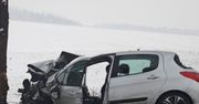 Nidek: Kierowca peugeota zjechał z drogi i uderzył w drzewo. 41-latek nie przeżył wypadku
