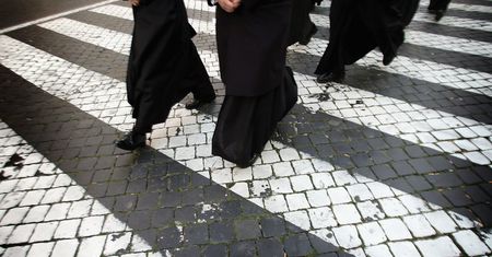 "Czują się jak zwierzyna łowna". Prof. Koseła o powodach agresji wobec księży