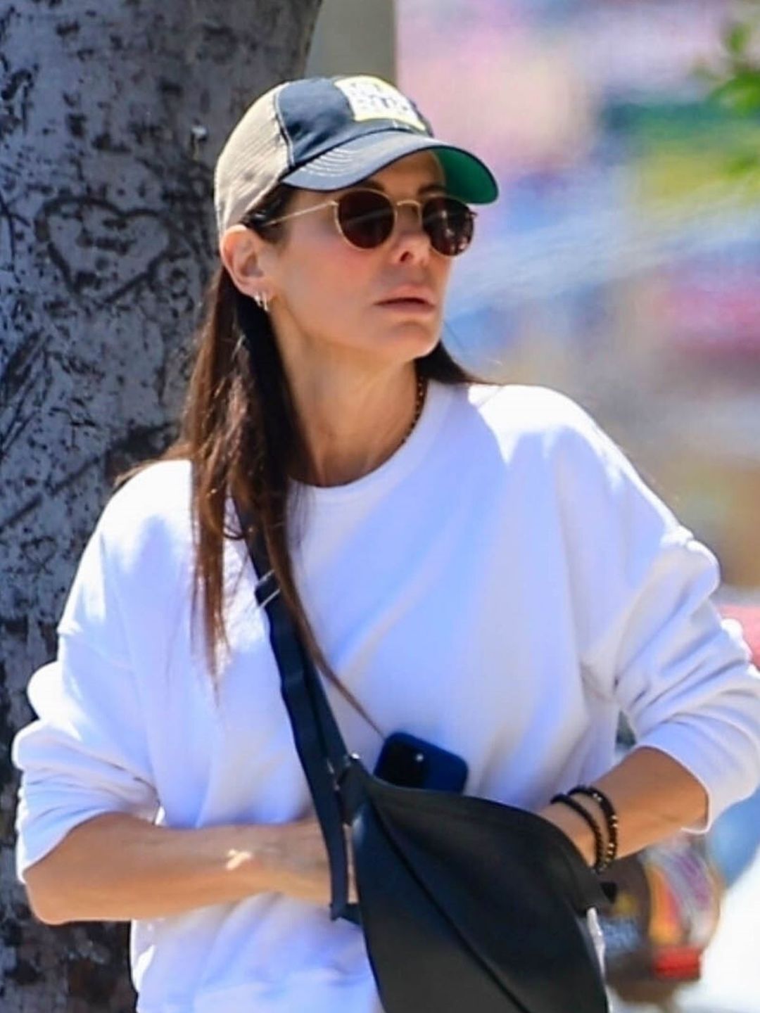 Sandra Bullock na spacerze