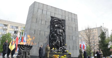 Pomnik Bohaterów Warszawskiego Getta oblany farbą