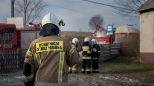 Wieluń: Podpalenia bali słomy w Bieńcu. Strażacy mieli sporo pracy. Podpalacza w czasie wolnym od służby zatrzymał policjant z wieluńskiej komendy