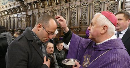 Kiedy jest Środa Popielcowa 2025? Kogo obowiązuje post i kto powinien iść na mszę
