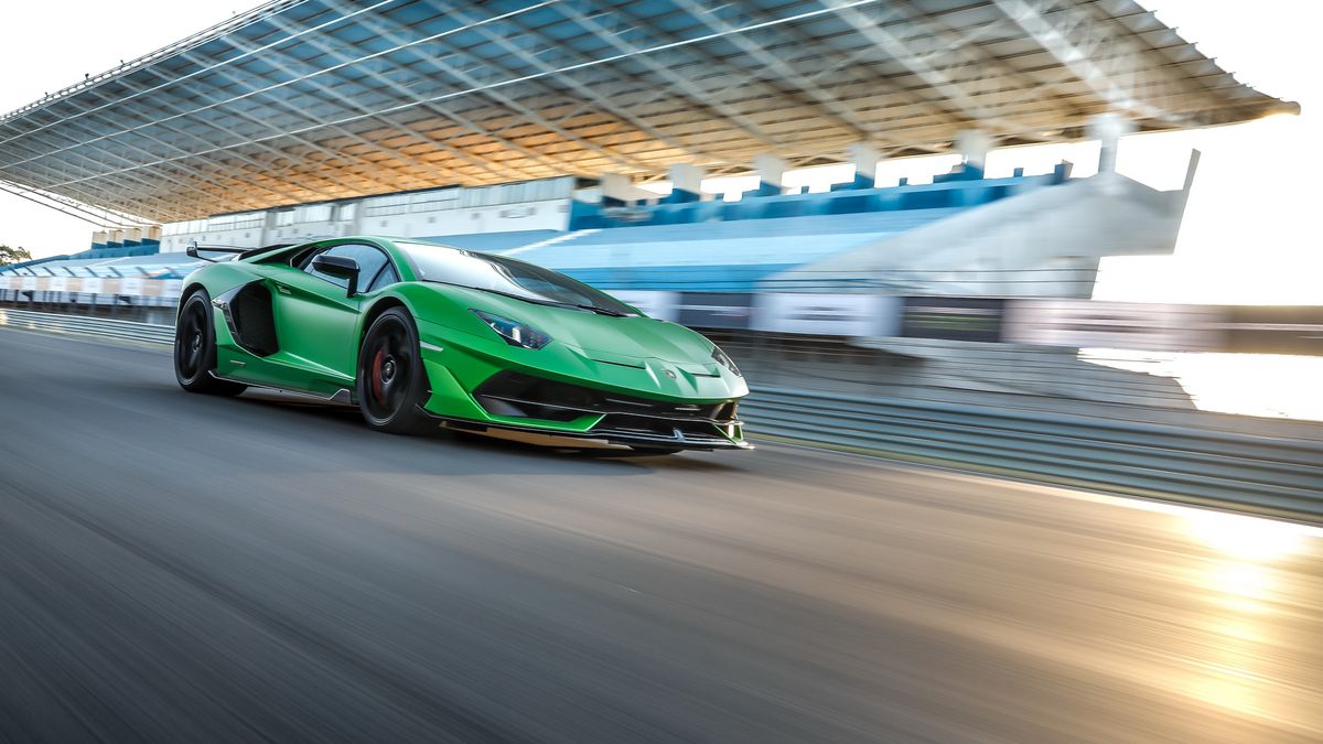 Aventador SVJ jest piekielnie szybkim autem. Lepiej, by przy dużych prędkościach nic z niego nie odpadało.