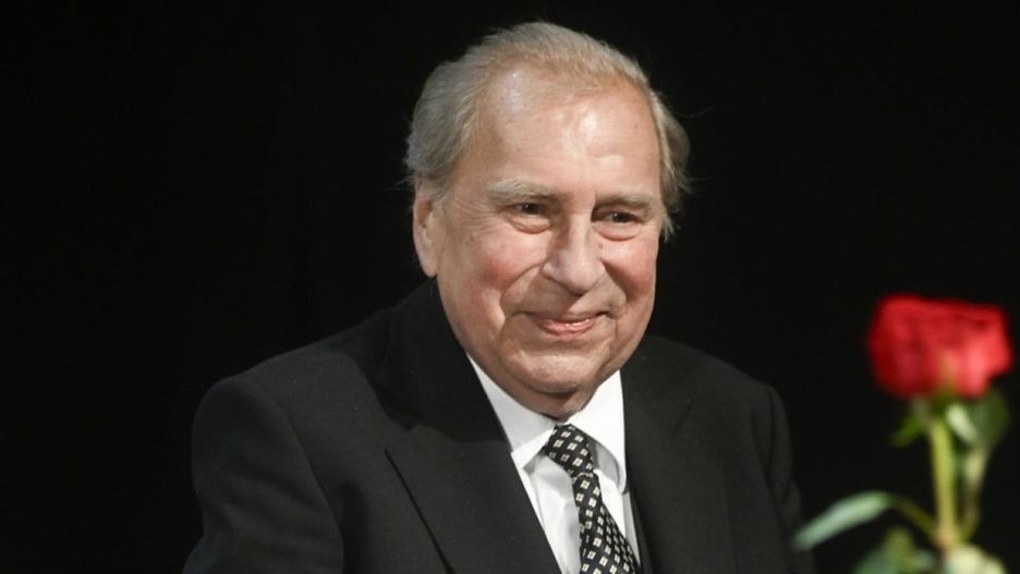 Jerzy Stuhr zmarł 9 lipca 2024 roku w wieku 77 lat. Od lat miał poważne problemy ze zdrowiem. Przeszedł dwa zawały serca i udar mózgu. Miał też nowotwór krtani. O śmierci wybitnego aktora poinformował jego syn - Maciej Stuhr.Jerzy Stuhr na premierze spektaklu &#34;Geniusz&#34;. Rok 2024. Zajrzyjcie do naszej galerii i zobaczcie, jak dziś wygląda Matylda Stuhr, wnuczka Jerzego Stuhra &gt;&gt;&gt;