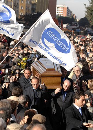 Setki osób uczestniczyły w pogrzebie Welby'ego