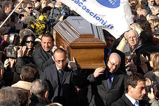 Setki osób uczestniczyły w pogrzebie Welby'ego
