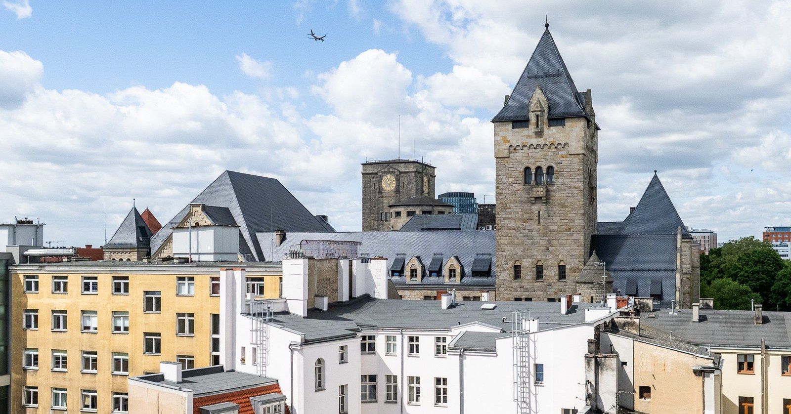 Odnowiony budynek Domu Książki. Panorama w sercu Poznania
