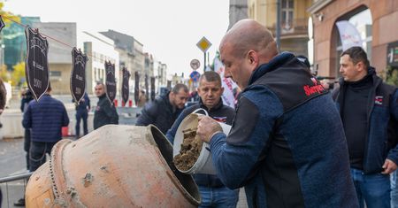 Awantura pod biurem Morawieckiego. Związkowcy grożą, że zamurują wejście