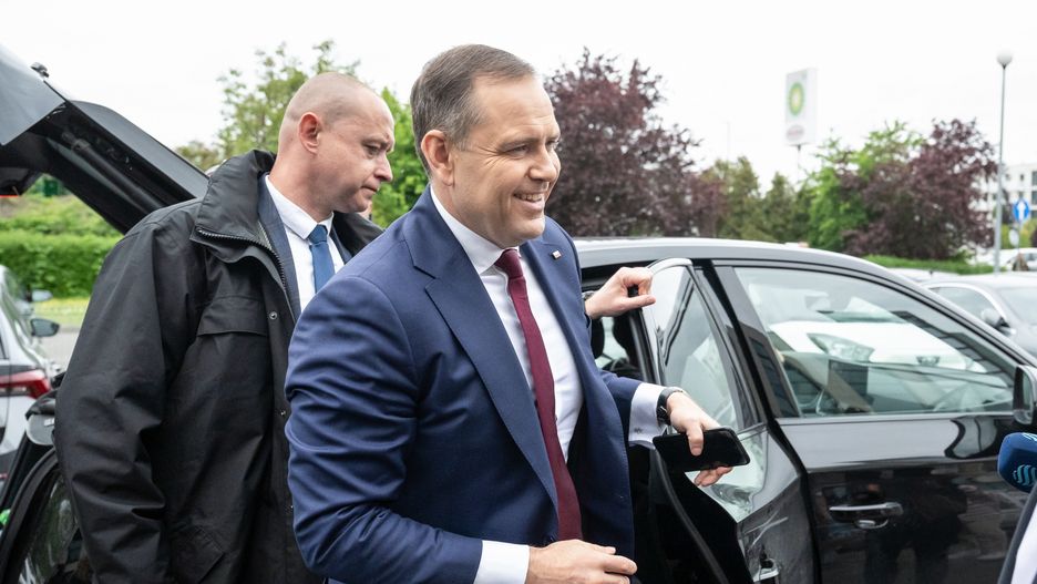 Toruń, 22.05.2025. Wybory prezydenta RP - kampania przed II turą. Kandydat Komitetu Obywatelskiego na fotel prezydenta RP, popierany przez Prawo i Sprawiedliwość prezes Instytutu Pamięci Narodowej Karol Nawrocki (C) przed budynkiem Kancelarii Prawnej Mentzen w Toruniu, w drodze na spotkanie z posłem Konfederacji, kandydatem tego ugrupowania w pierwszej rundzie wyborów prezydenckich Sławomirem Mentzenem. (amb) PAP/Tytus Żmijewski