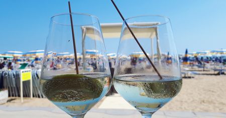 Latem nie pij tego alkoholu. Urlop może skończyć się na onkologii