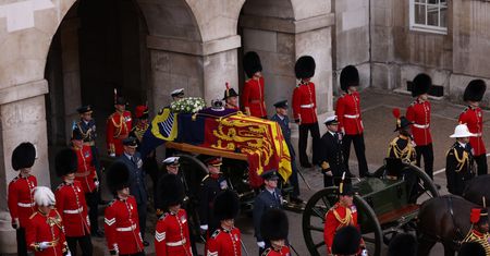 Trumna z ciałem Elżbiety II dotarła do Pałacu Westminsterskiego