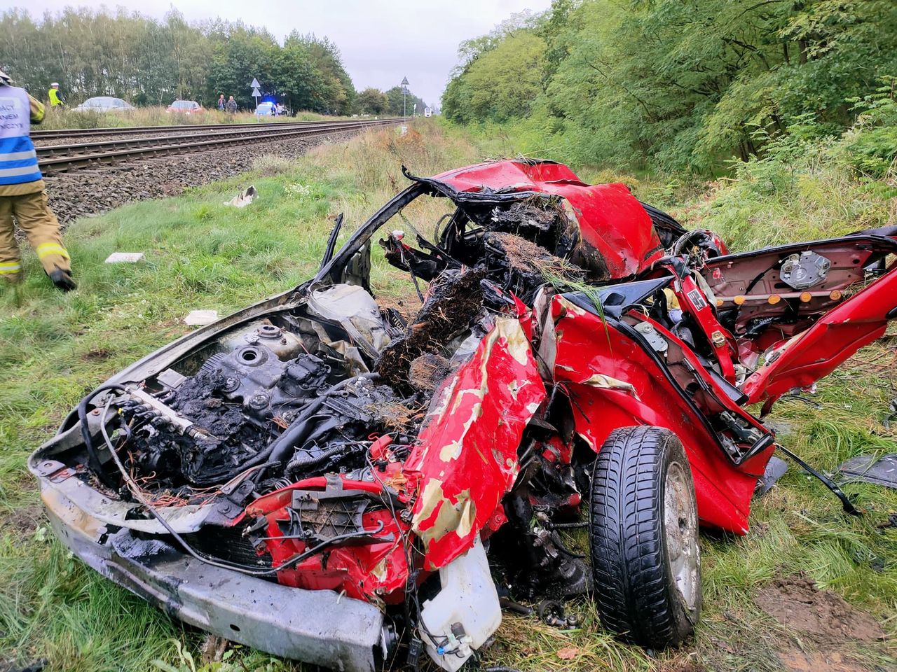 Auto wjechało pod pociąg w Motylewie. W środku matka z dziećmi