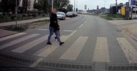 Kobieta szła z dzieckiem. Nagle nadjechał. "Wysłałem na policję"