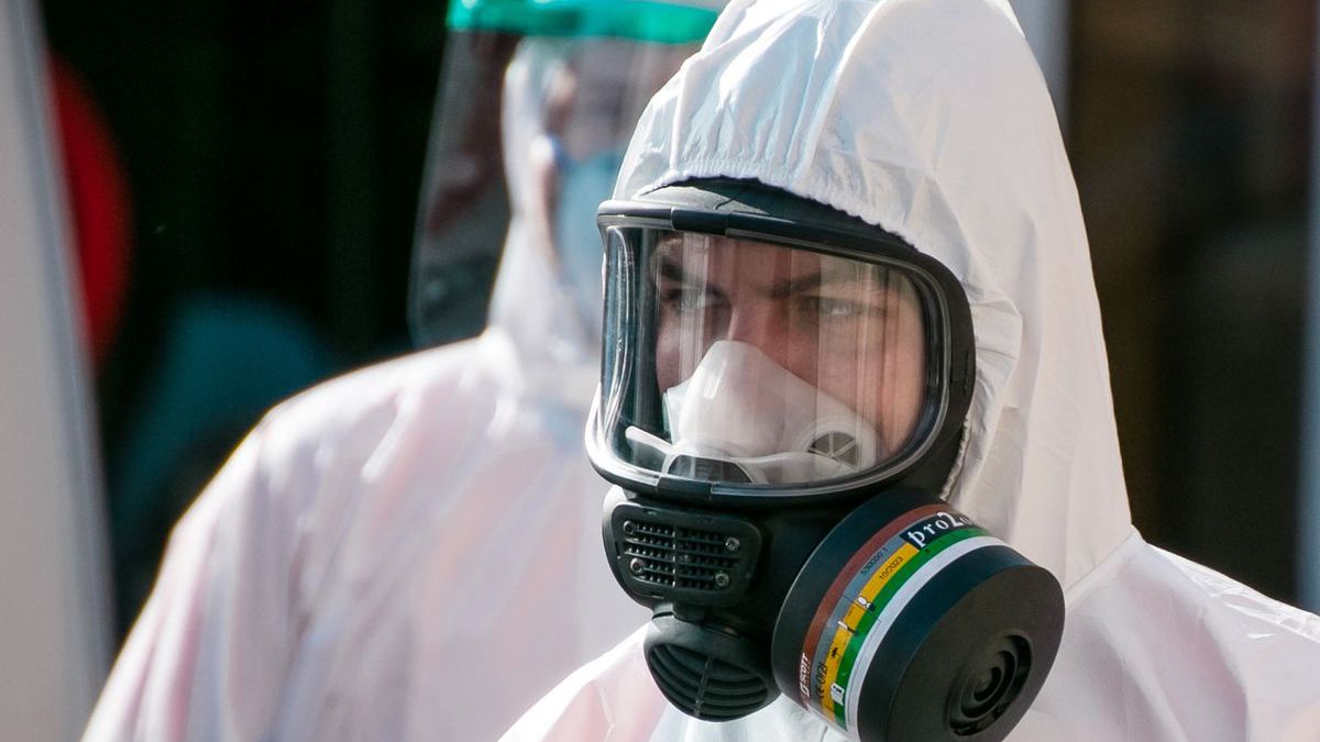 Koronawirus. Rozmowa z ratownikiem medycznym. Zdjęcie ilustracyjne.