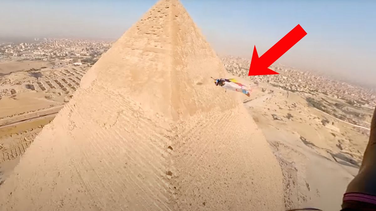 Leciał tuż przy piramidzie. Nagranie jeży włos na głowie 1