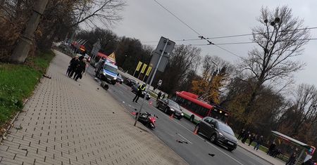 Lublin: Poderwał motocykl na tylne koło, po chwili zderzył się z trzema autami