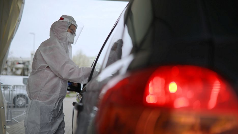 Test na koronawirusa. Próbki pobiera się od osób, które nie wychodzą z samochodów