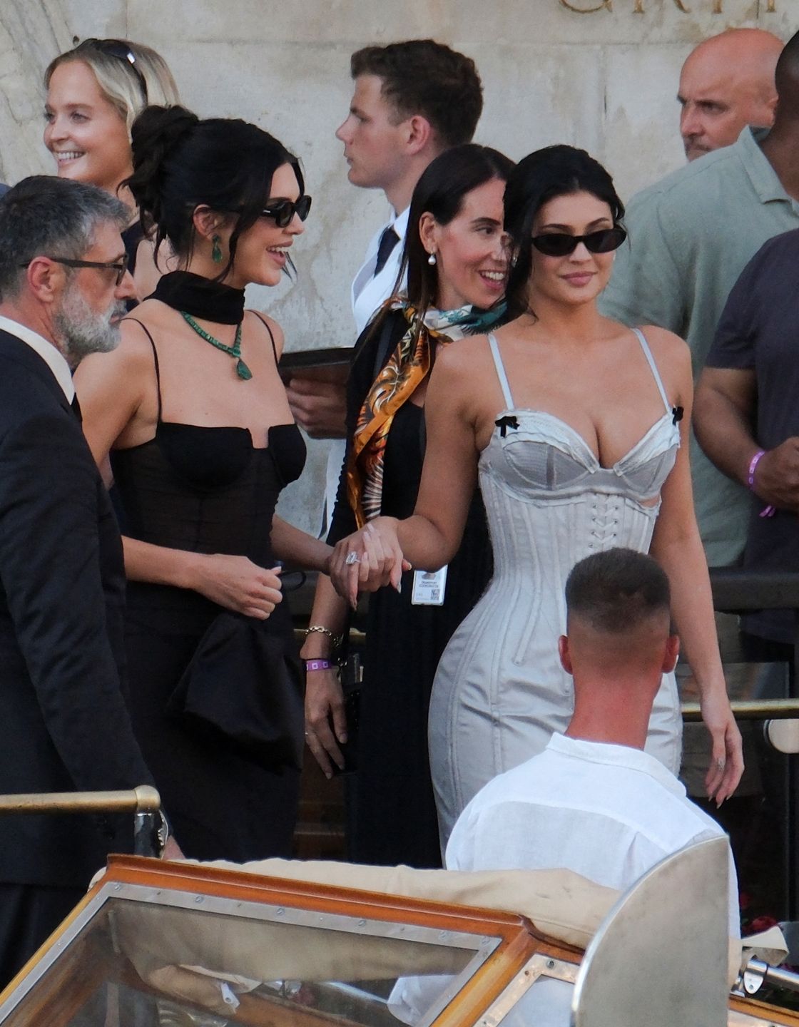 Kylie Jenner świeci "walorami" na ślubie Jeffa Bezosa