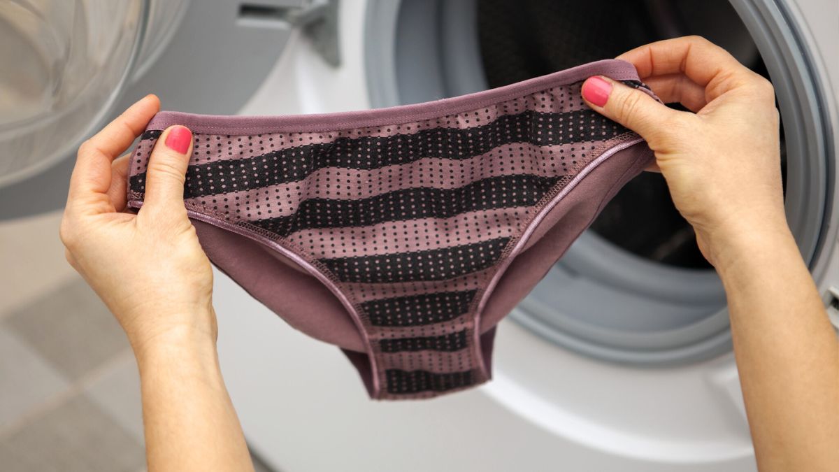 Kobieta trzyma w rękach majtki