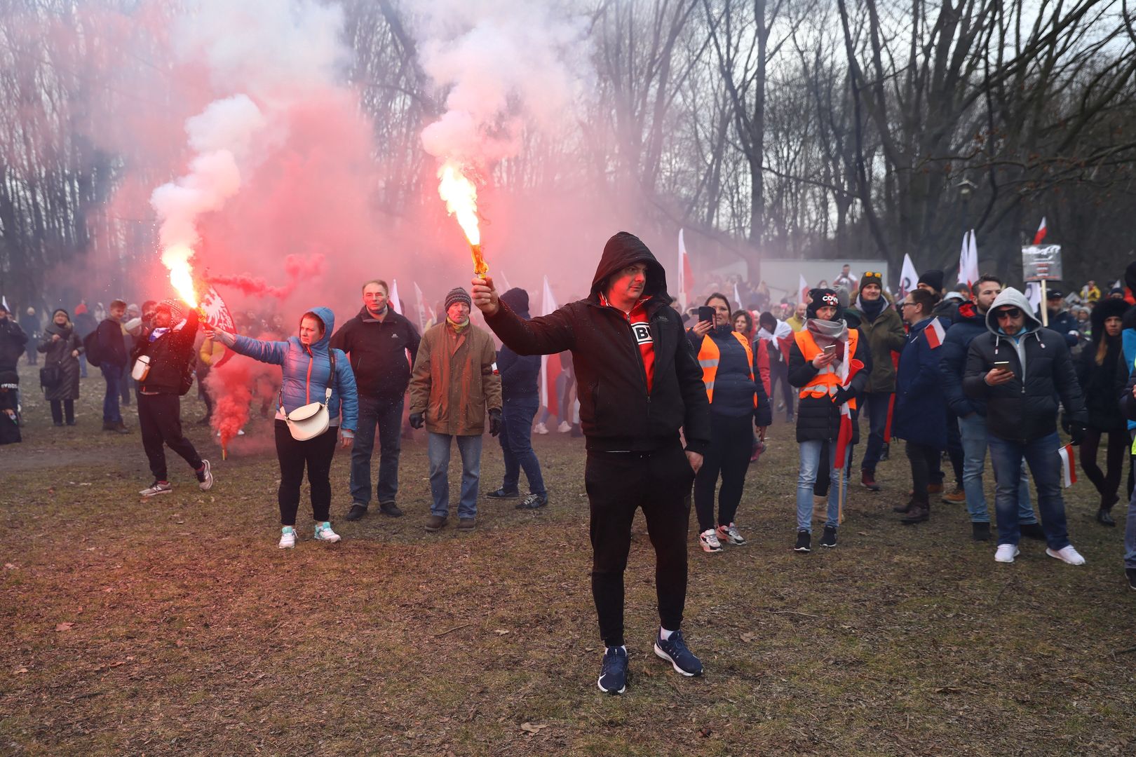 Protestujący przeciwko obostrzeniom mieli przejść z placu Defilad na Pole Mokotowskie