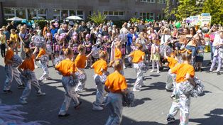 Zabawy, animacje i rywalizacje sportowe. Rodzinny festyn w SP nr 3 w Słupsku [ZDJĘCIA]