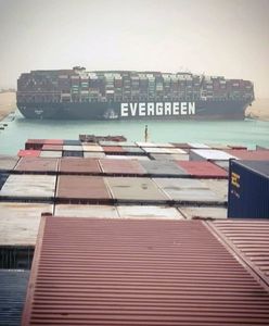 Kanał Sueski totalnie zablokowany. Ogromny kontenerowiec stoi na mieliźnie