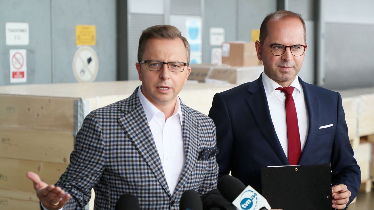 Licytacja komornicza respirator�wFot. Piotr Molecki/East News, Warszawa, 21.09.2021. Magazyn Czasowego Skladowania przy ul. Wirazowej. Licytacja komornicza 418 respiratorow zajetych na rzecz roszczen Ministerstwa Zdrowia za niedostarczone przez spolke E&K na poczatku pandemii urzadzenia. Ostatecznie licytacja nie doszla do skutku.N/z: konferencja prasowa poslow KO: Dariusz Jonski, Michal SzczerbaPiotr Molecki