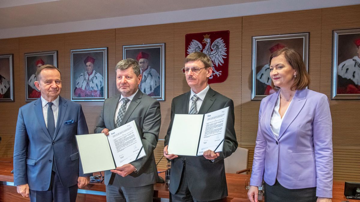 Prezes POLSA z rektorem Politechniki Rzeszowskiej po podpisaniu porozumienia