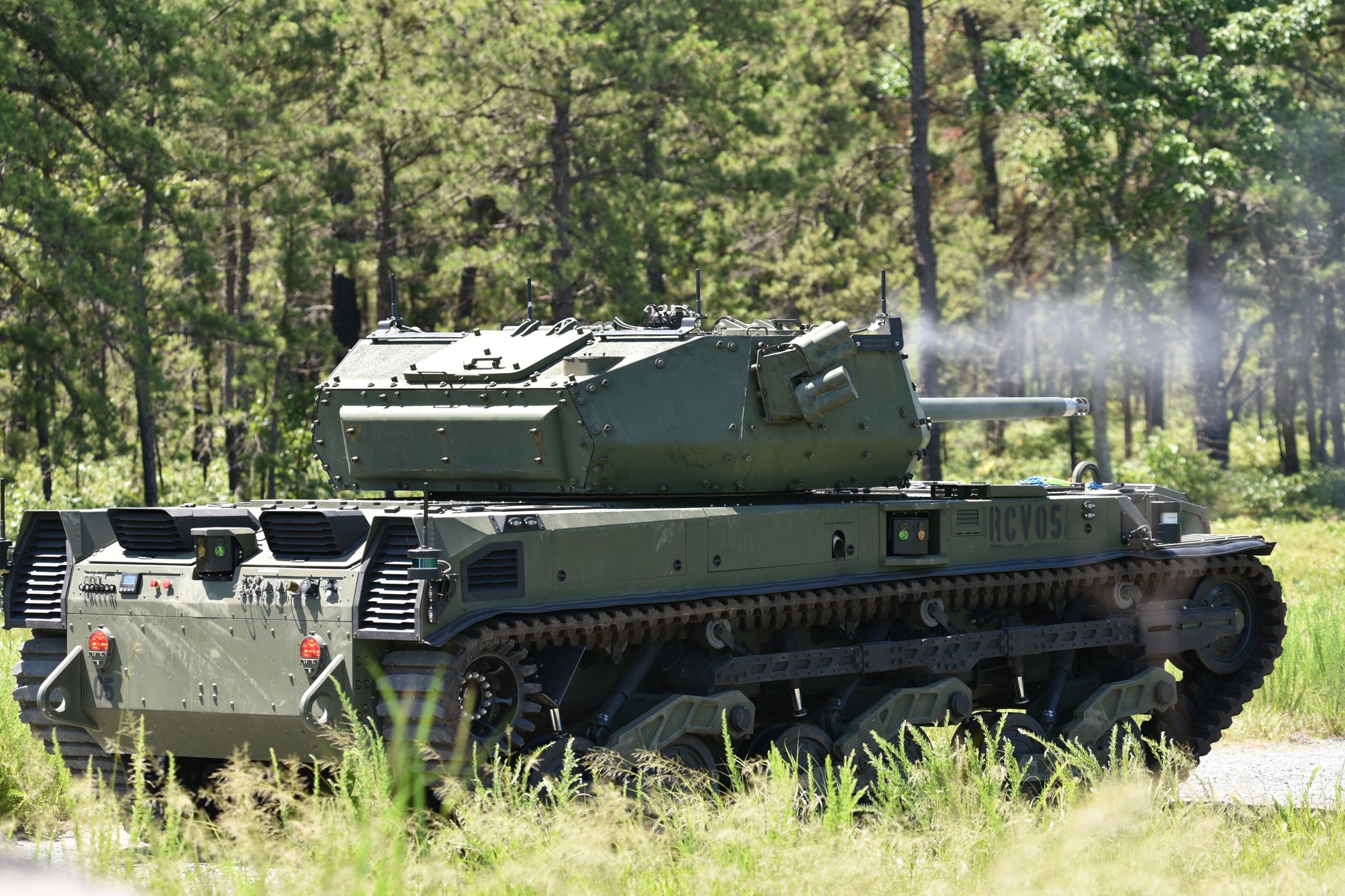 Ripsaw M5 podczas testów armaty napędowej XM813 kalibru 30 milimetrów i współosiowego karabinu maszynowego M240 kalibru 7,62 milimetra.